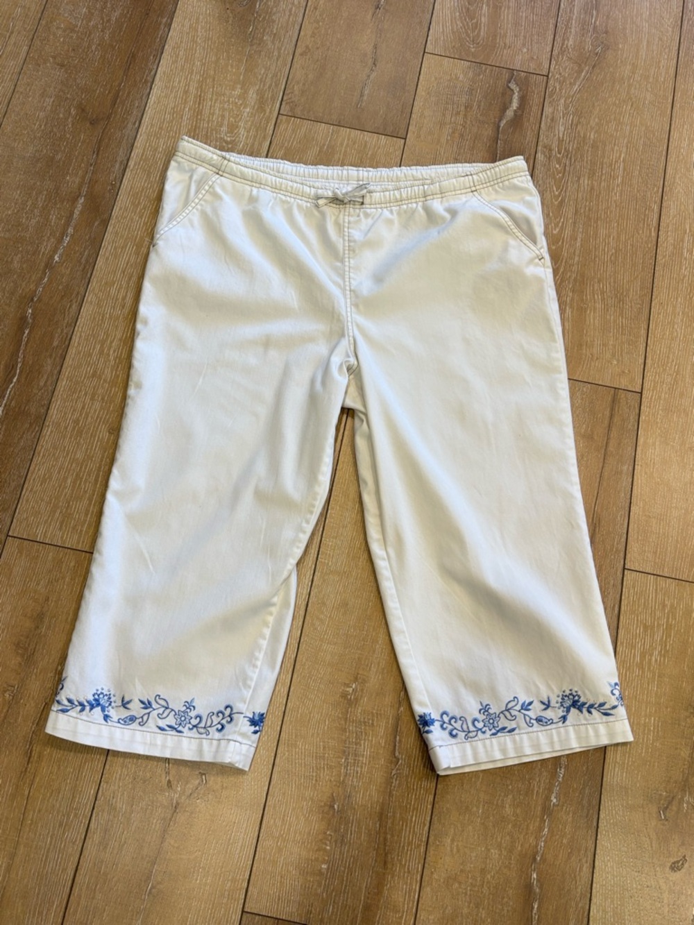 Erika Blue Floral Embroidered White Capri Pants - Size Large - Picture 2 of 9